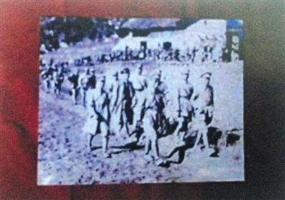 张发奎、薛岳、李汉魂三将领在抗日战场行军的照片（翻拍）。