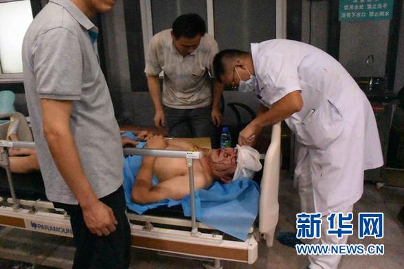 （社会）（2）天津滨海新区爆炸伤员在医院接受治疗