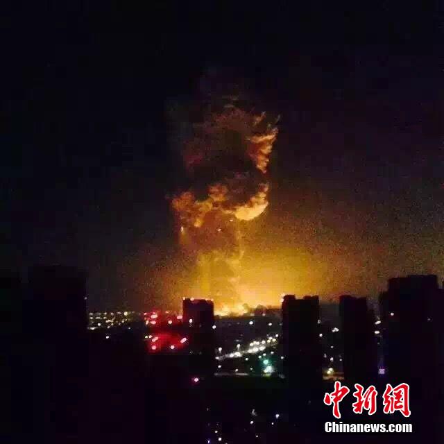 天津滨海新区发生爆炸腾起蘑菇云 数十公里外有震感