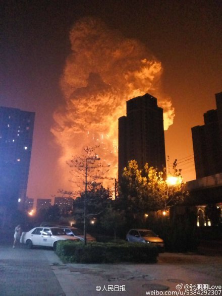 天津滨海新区发生爆炸腾起蘑菇云 数十公里外有震感