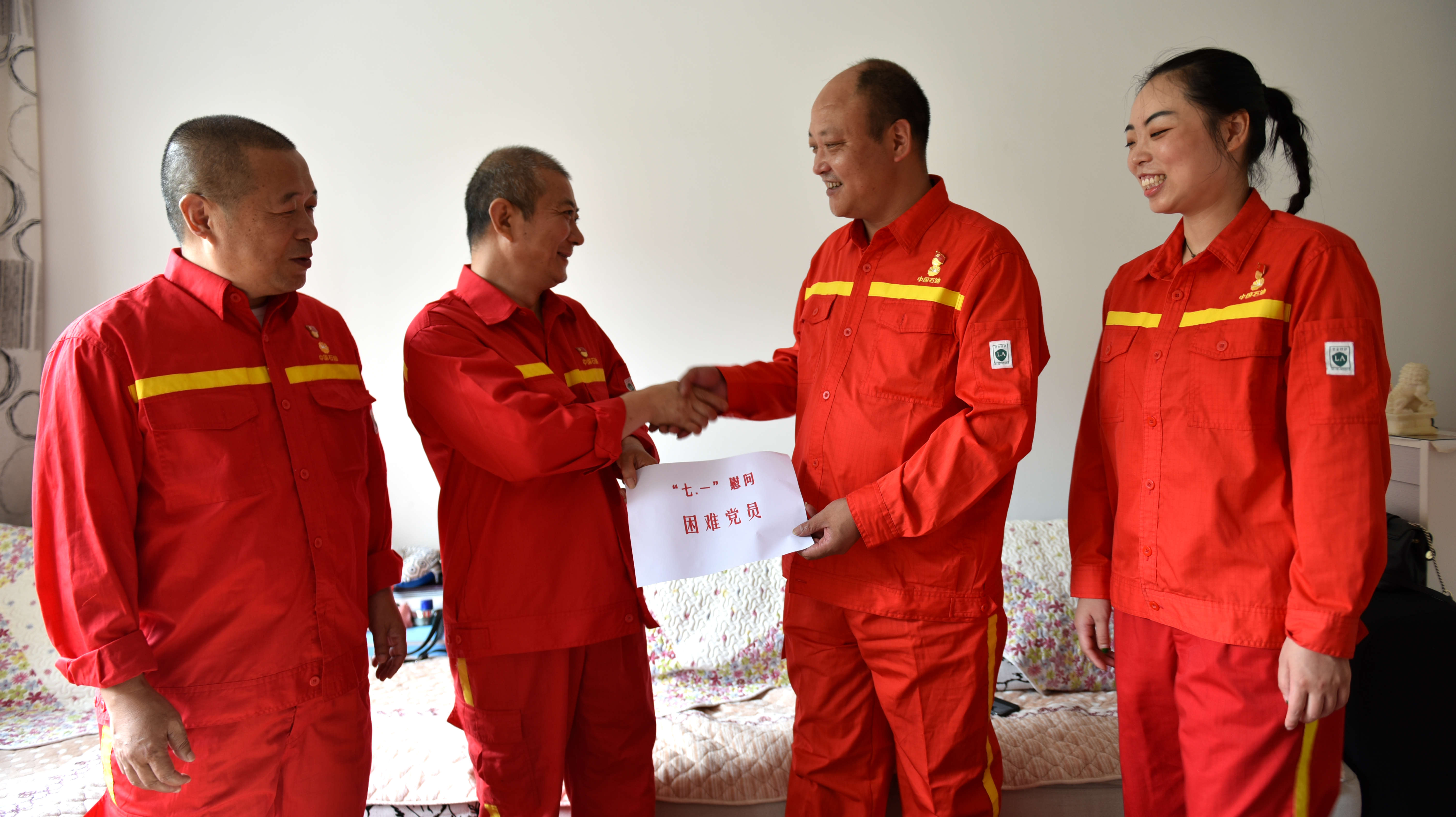 图三：副队长、党支部委员罗涛（右二）等看望慰问困难党员杜红兵